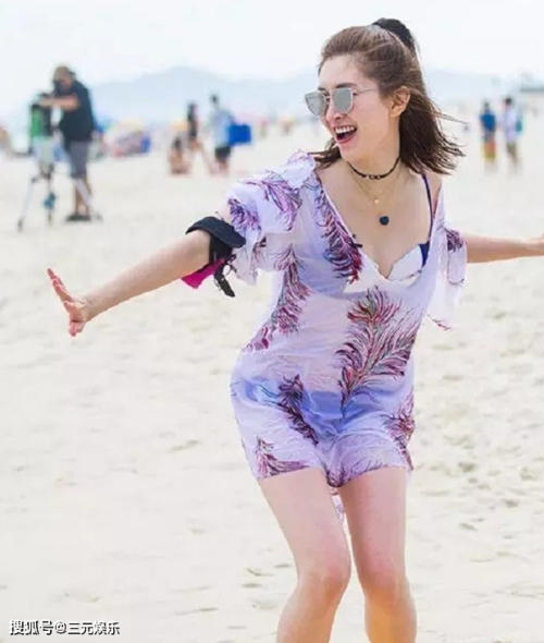原创江疏影海边度假照曝光穿泳装韵味十足22小时阅读量超过9万