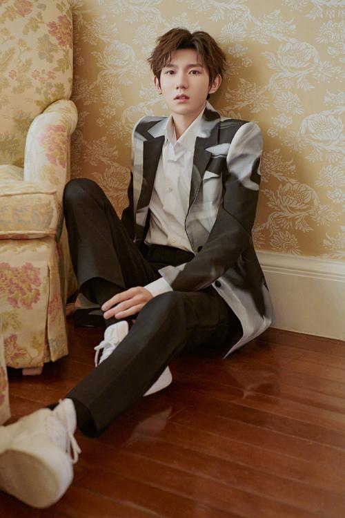 壁纸:帅气王源穿西装,简直帅炸了