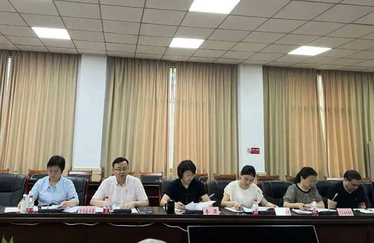 管委会副主任李霞出席会议并讲话.