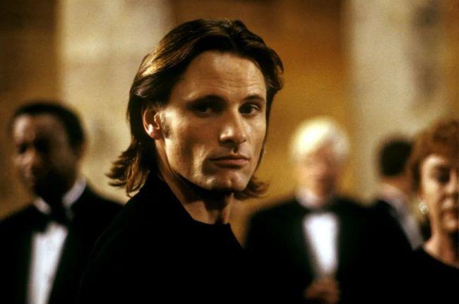 此言成为莫特森生涯早期的缩影:《证人》里的龙套,《情枭的黎明》里