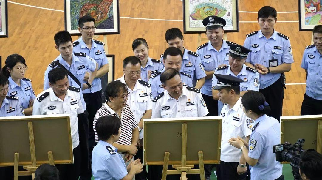广东省监狱管理局在明康监狱开展全省监狱原生艺术绘画治疗研讨活动.