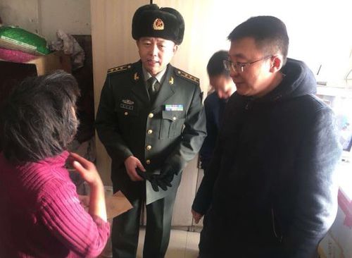 区委常委,武装部政委张永强与市场监管局到南岗村慰问