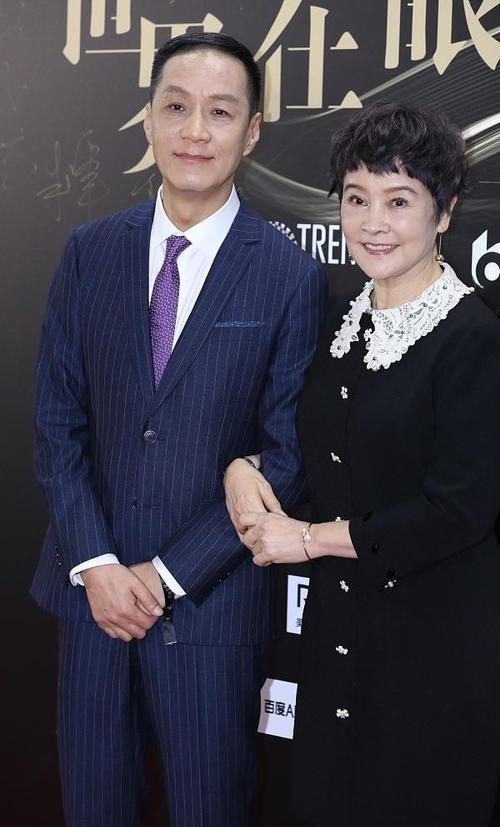 冯远征的老婆气质高级,穿的服装也优雅,一看就不是普通人