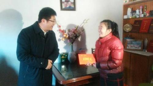 铜陵文明网:市委副书记单向前一行来露采社区走访慰问