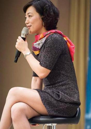 48岁前央视主持劳春燕晒视频,离开央视相夫教子,曾被