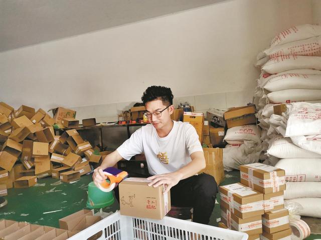 谭涛在给快递打包