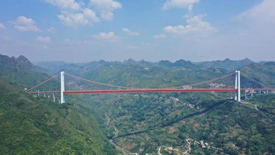 坝陵河大桥贵州境内沪昆高速镇宁至胜境关段,距黄果树大瀑布仅6公里