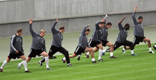 图文德国队备战国际足球友谊赛热身活动整齐化一