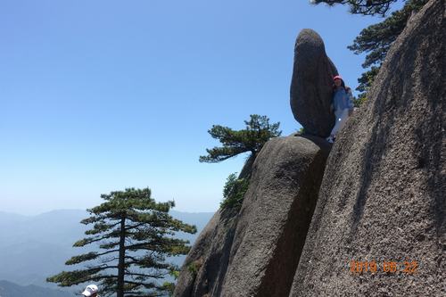 黄山奇石仙人指路,又似望夫石,立足石台,吩望丈夫早曰归来.