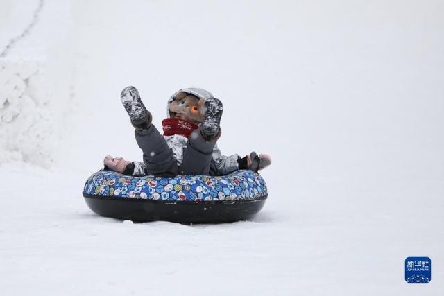 当日是2022年第一天,许多市民和游客在黑龙江省哈尔滨市的冰天雪地里