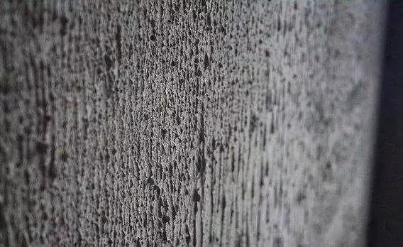 新瓷砖的背面有时会有很多粉末,在铺贴前必须处理干净.