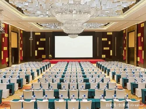 课桌式:将会议室的桌椅按排横纵摆放,布置形式与课堂教学相似的摆台