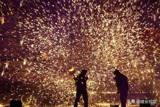 铁花比烟花更美元宵节打铁花1600多度的铁水在空中飞溅