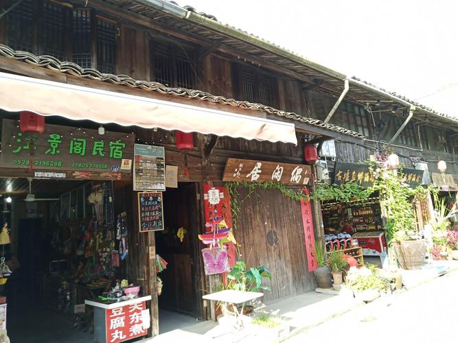 古街店铺都是木结构,基本都是两层,底层店面,上层住宿.