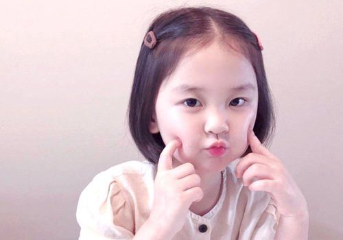 小女孩可塑性有多强换个发型试试 适合小孩子的短发分得清绝佳选项