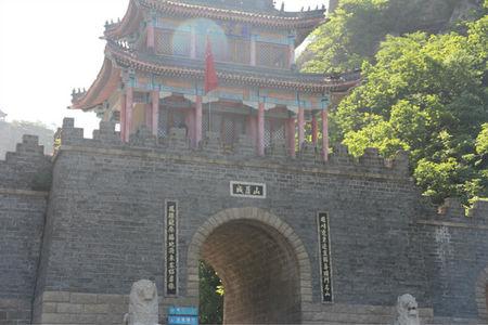 谁知道!凤城凤凰山第一个大门上的对联是什么!
