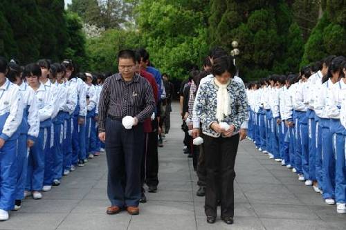 龙岩卫校师生清明进行祭扫活动 缅怀革命先烈