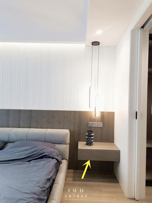 藏污纳垢,因此实现悬空床头柜与护墙板做一体设计,像这样:一般的床头