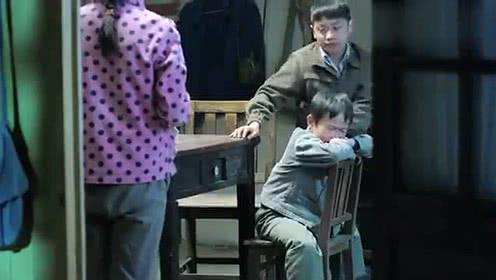 坐88路车回家:黄哆把弟妹们安抚下,决定自己等小叔回家,小大人