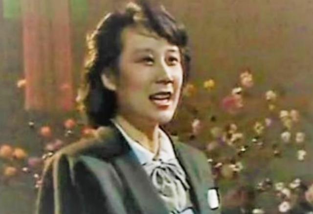 原创军港之夜苏小明23岁一夜爆红巅峰时远走法国如今怎样了