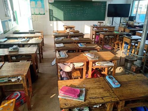 从课间学生桌面和桌洞物品摆放看学生常规习惯