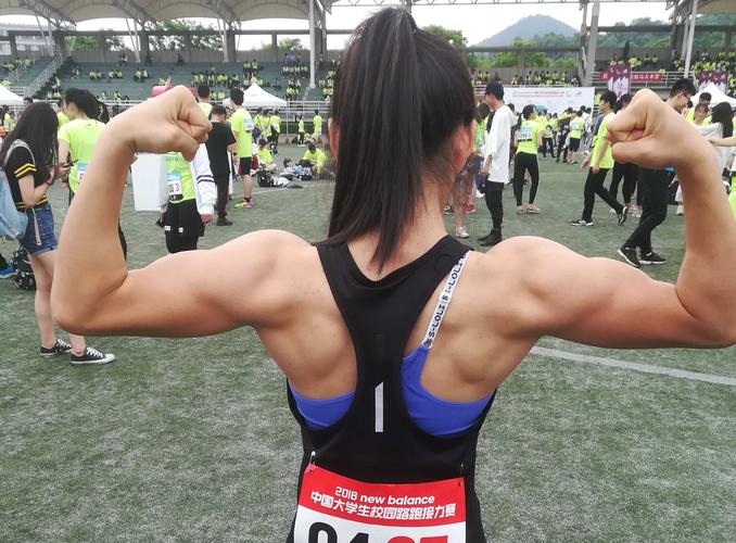 单臂引体,单杆漫步…她是中国达人秀唯一街健美少女