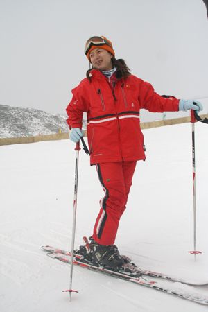 中国第一位世界滑雪冠军郭丹丹亮相阿勒泰滑雪节