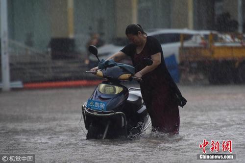 海南琼海出现强对流天气 发布雷雨大风黄色预警