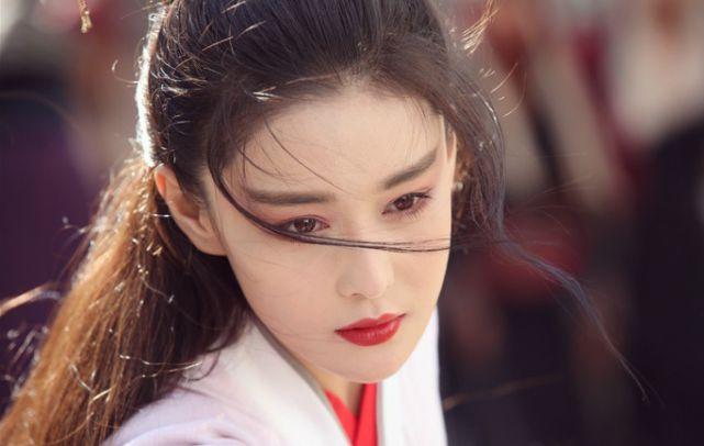 还记得陈晓和陈妍希版本的《神雕侠侣》吗,张馨予在剧中扮演"小龙女"
