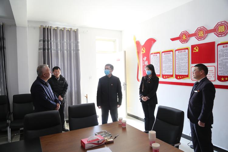 开封市农信办党组书记卢迪到杞县农商银行走访慰问一线员工
