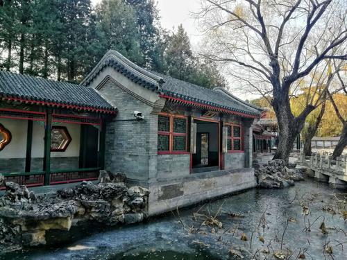 与游廊相连是一座三间硬山顶房子,匾额《澹碧》楹联:窗开树色连山净