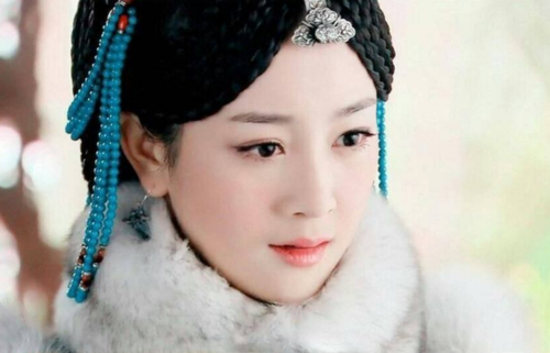 张檬晒近照又变脸?嘴唇僵硬尖下巴抢镜,"最美海兰珠"一去不返
