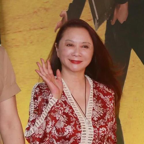 57岁蔡明近照,老公隐藏了整整33年,网友:还是潘长江更帅气