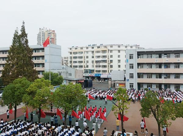 肥东县城关中学:迎国庆升旗仪式 庆祝伟大祖国72周年