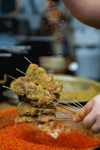 十多年来的每个深夜,他烤的羊肉串都是最贴心的慰藉