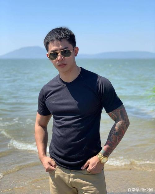 花臂纹身男真是有颜有肉有衣品,肌肉更是他的华服,男友力爆棚