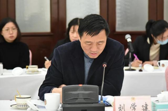 12月9日上午,静安区政协党组和机关党组召开理论学习中心组联组学习