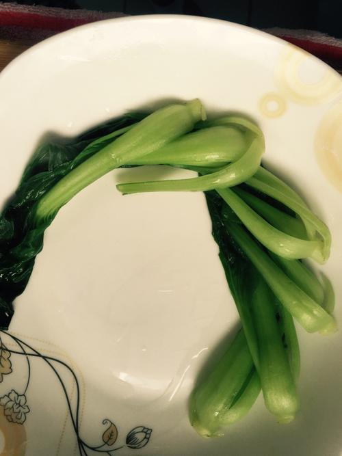 青菜开水烫过摆盘