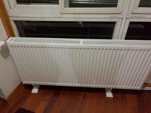 正品凯美瑞特格波玛暖气片落地支架板式散热片固定支架