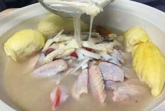 用榴莲煲鸡汤时,到底是用壳还是果肉?大胃王密子君都