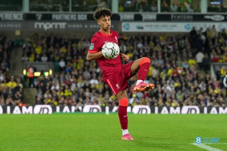 利物浦官方17岁小将戈登签订首份职业合同