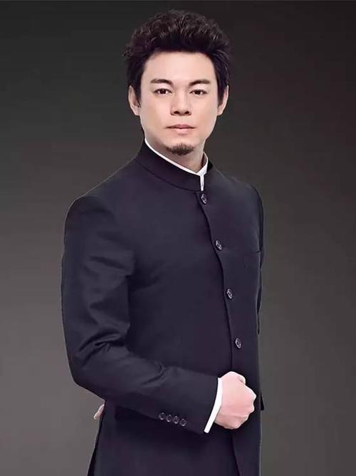 胡乐民毕业于北京电影学院表演系,中国音乐学院声歌系,演诵艺术创始