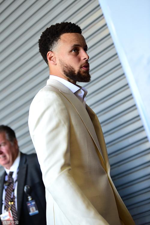 勇士将帅抵达球馆库里白色西服正装出席考神夏威夷风抢镜