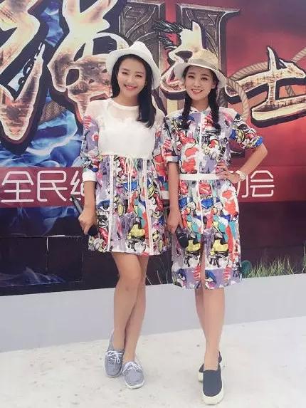 这款眼睛元素长款外套,被美女主持端木林莎搭出了新意,搭配黑色圆帽