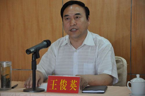 5月24日,河北省平山县委书记王俊英发表讲话,介绍平山县情. 高国全摄
