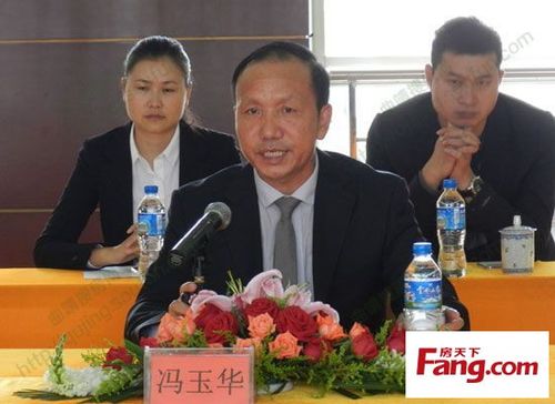 为皇明做了详细的产品介绍,同时,安厦房地产董事长冯玉华也为安厦地产