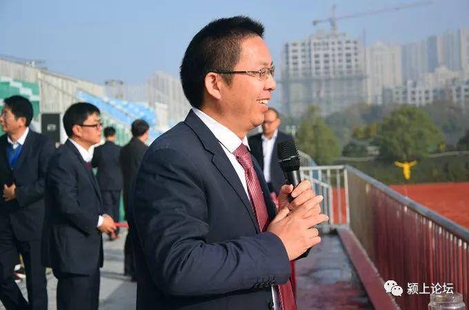 刘中元用他的激情与人格魅力瞬间缩短了他与同学间的心理距离,通过