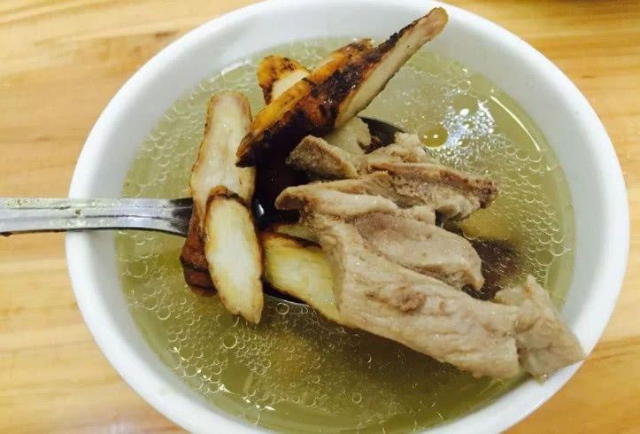 农村管它叫"牛大力",用来煲汤喝,还能赶跑肾虚和便秘