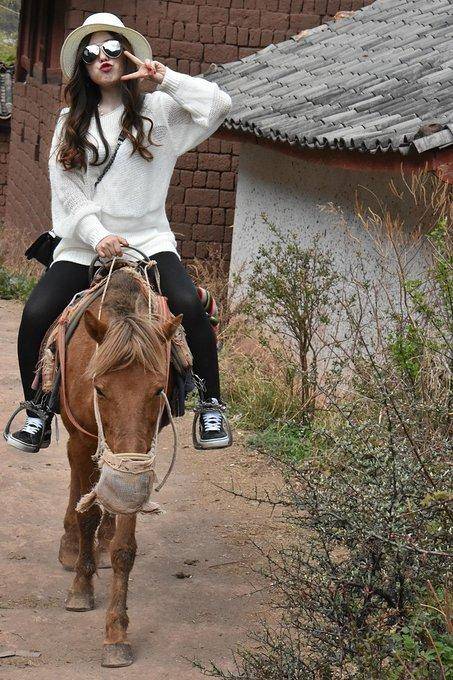 这张超有feel~ 骑马上山下山,一种完全不同于草原的感受.