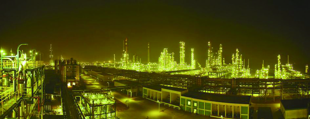 北海炼油异地改造石油化工项目夜景(图片摘自《北海年鉴》)